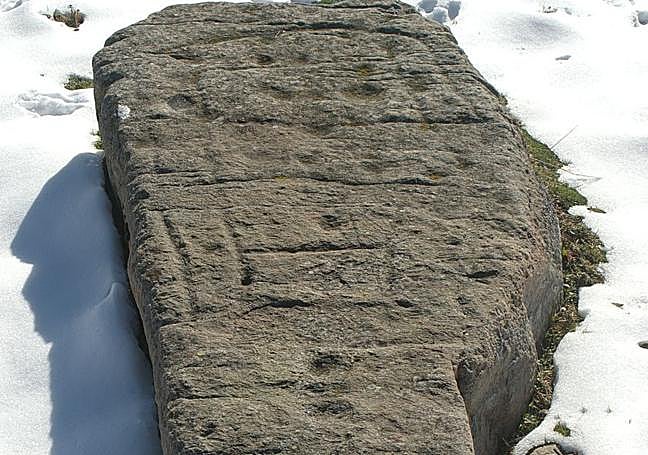 Inscripciones en uno de los menhires de Sejos.