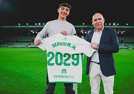 Sergio Martínez, junto a Manolo Higuera, con la camiseta para anunciar su renovación.