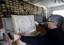 El concejal de Industria, Pedro Pérez Noriega, revisa algunos archivos en el interior de Sniace.