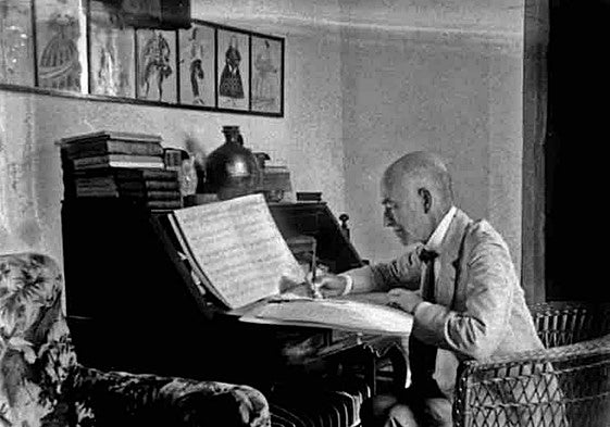 Manuel de Falla en su domicilio de Granada.