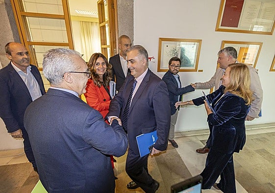 Reunión de los representantes del PPy del PRC en el Parlamento de Cantabria para abordar la negociación del Presupuesto para 2026.