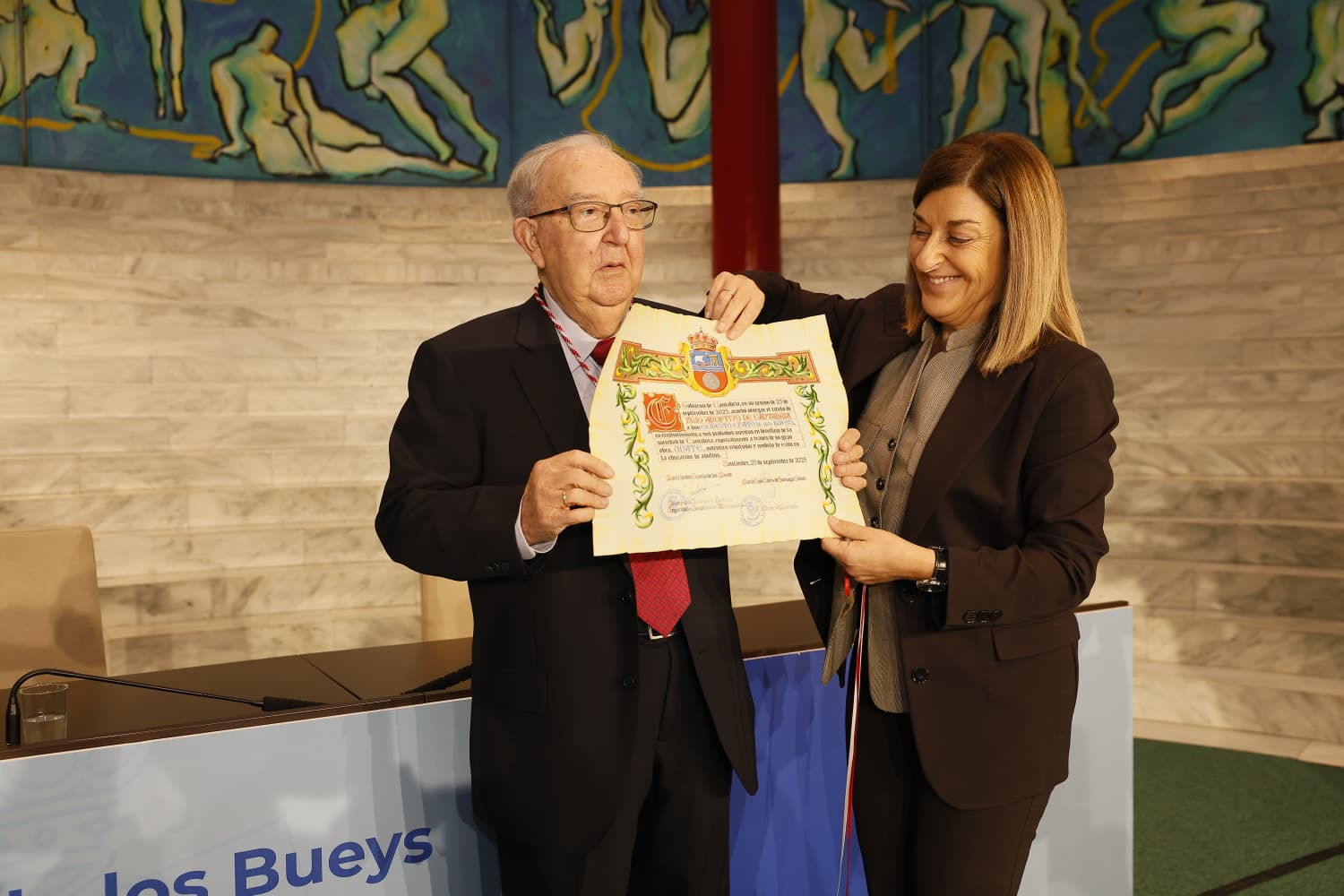 Chato sostiene el diploma que le acredita como Hijo Adoptivo de Cantabria, el primero en casi treinta años. 