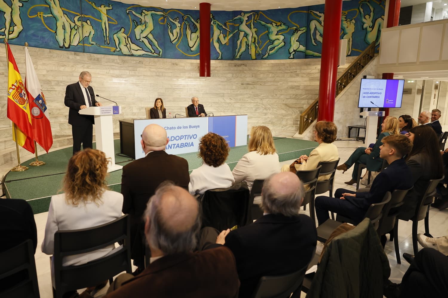 El exrector de la UC, Ángel Pazos, se ha encargado de la laudatio, en la que ha destacado la versatilidad y la «inquietud social» del fundador de Unate.