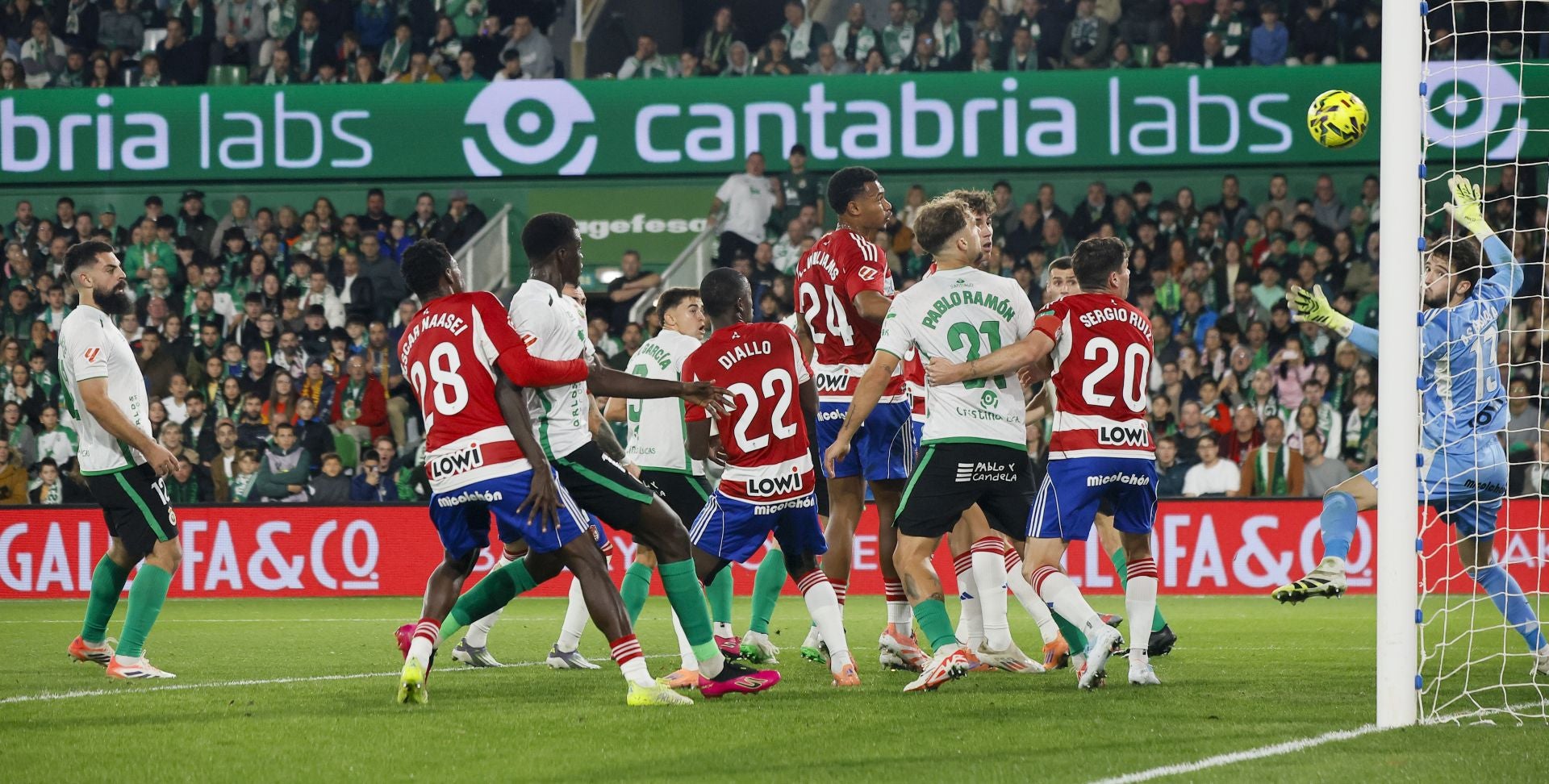 El portero del Granada no pudo hace nada para atajar el testarazo de Javi Castro