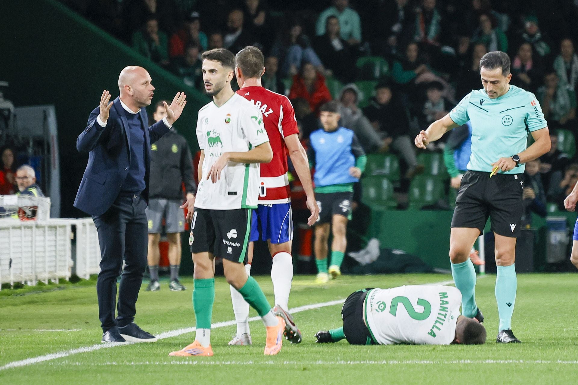 Mantilla se duele tendido en el suelo mientras José Alberto habla con Andrés Martín 