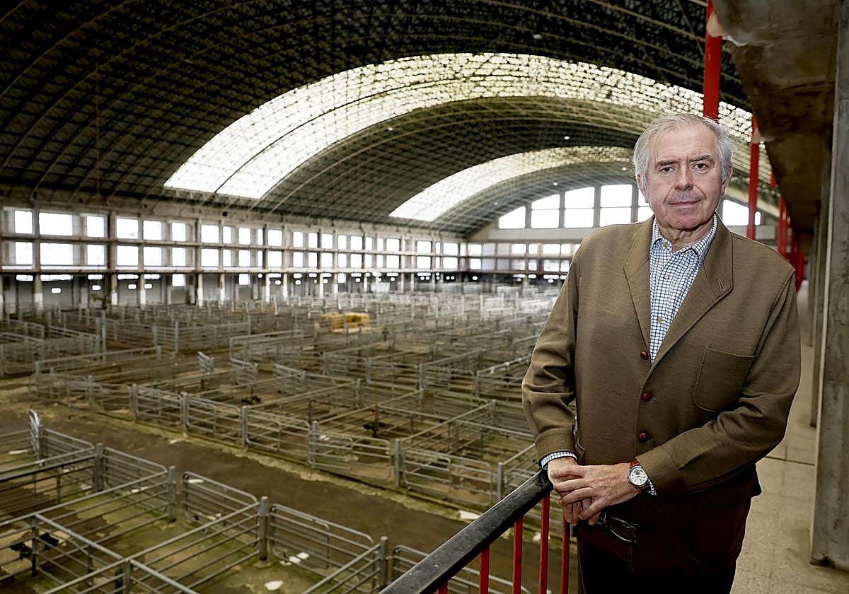 Isaac Bolado posa junto a un Mercado de Ganados vacío y sin actividad desde finales de octubre por la dermatosis nodular.