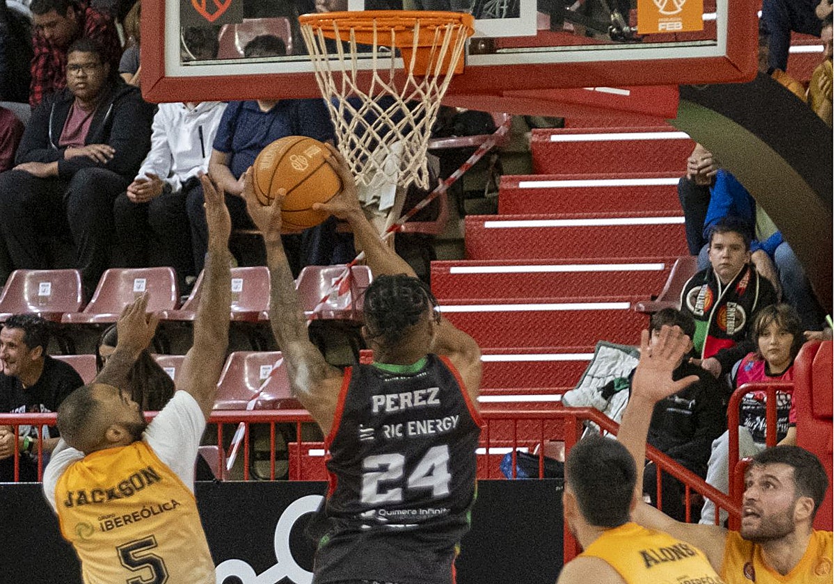 Jassel Pérez, a punto de lanzar a canasta en el Trueba.