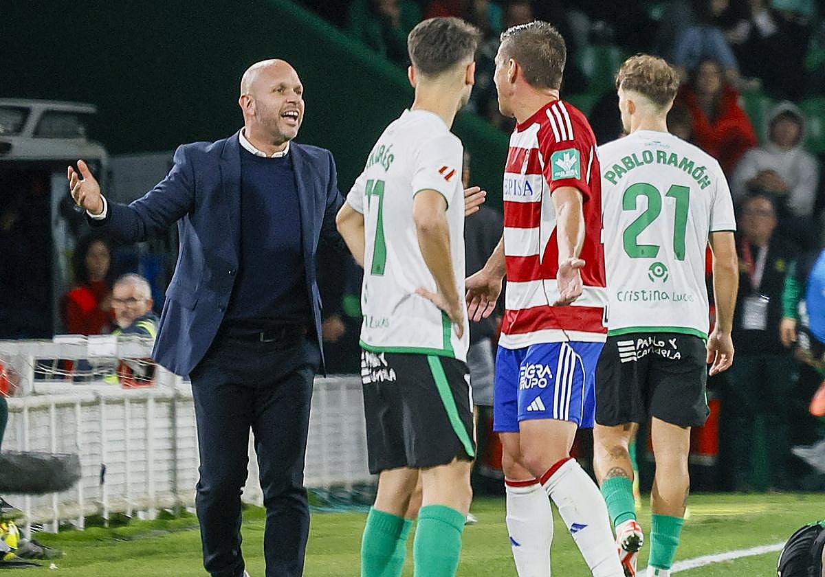 José Alberto da instrucciones a sus jugadores en el partido.