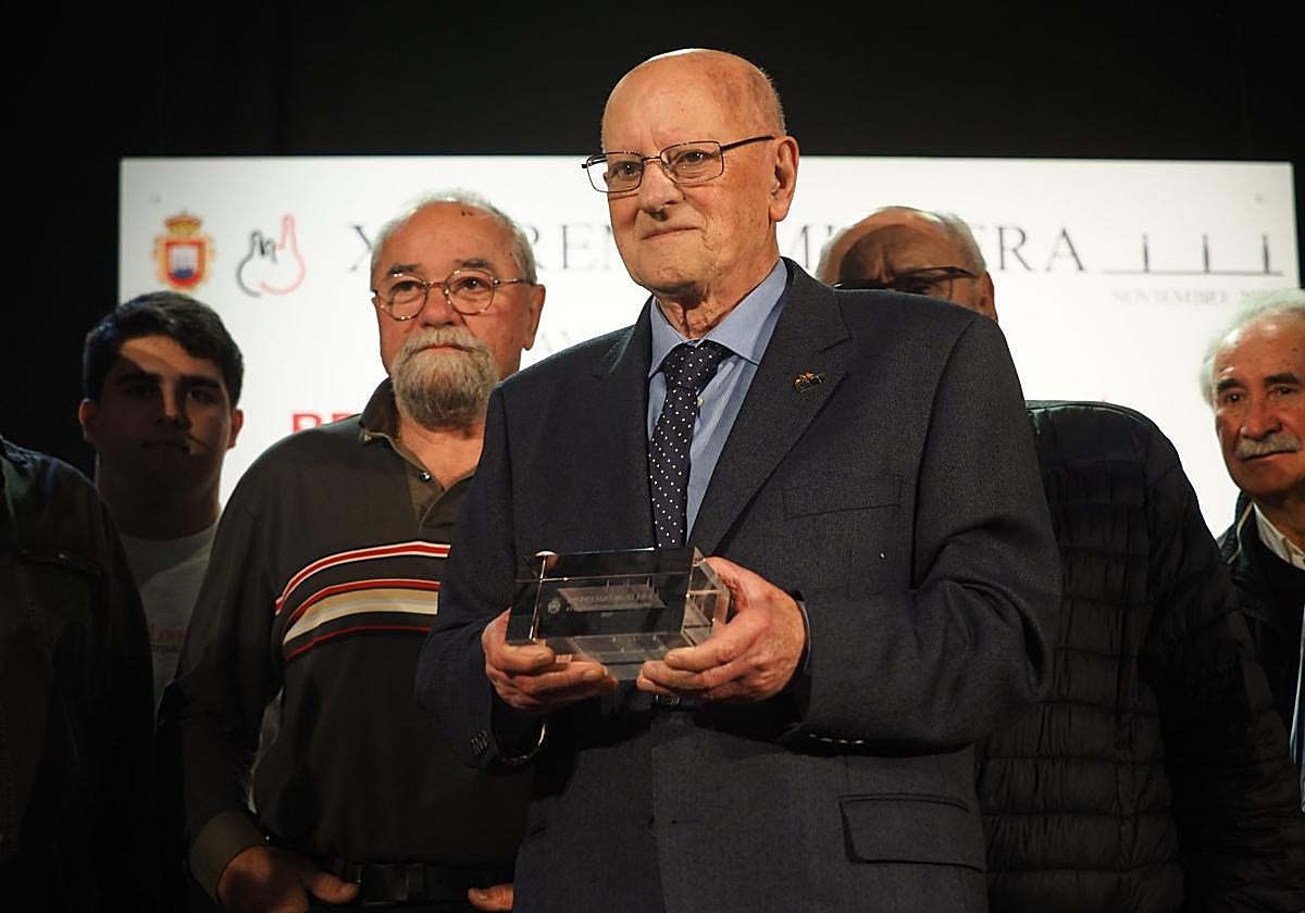 Benito Fernández recibe el premio Muslera en la Sala Bretón.