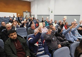 Votación de la propuesta de Apebol durante la asamblea de la Cántabra.