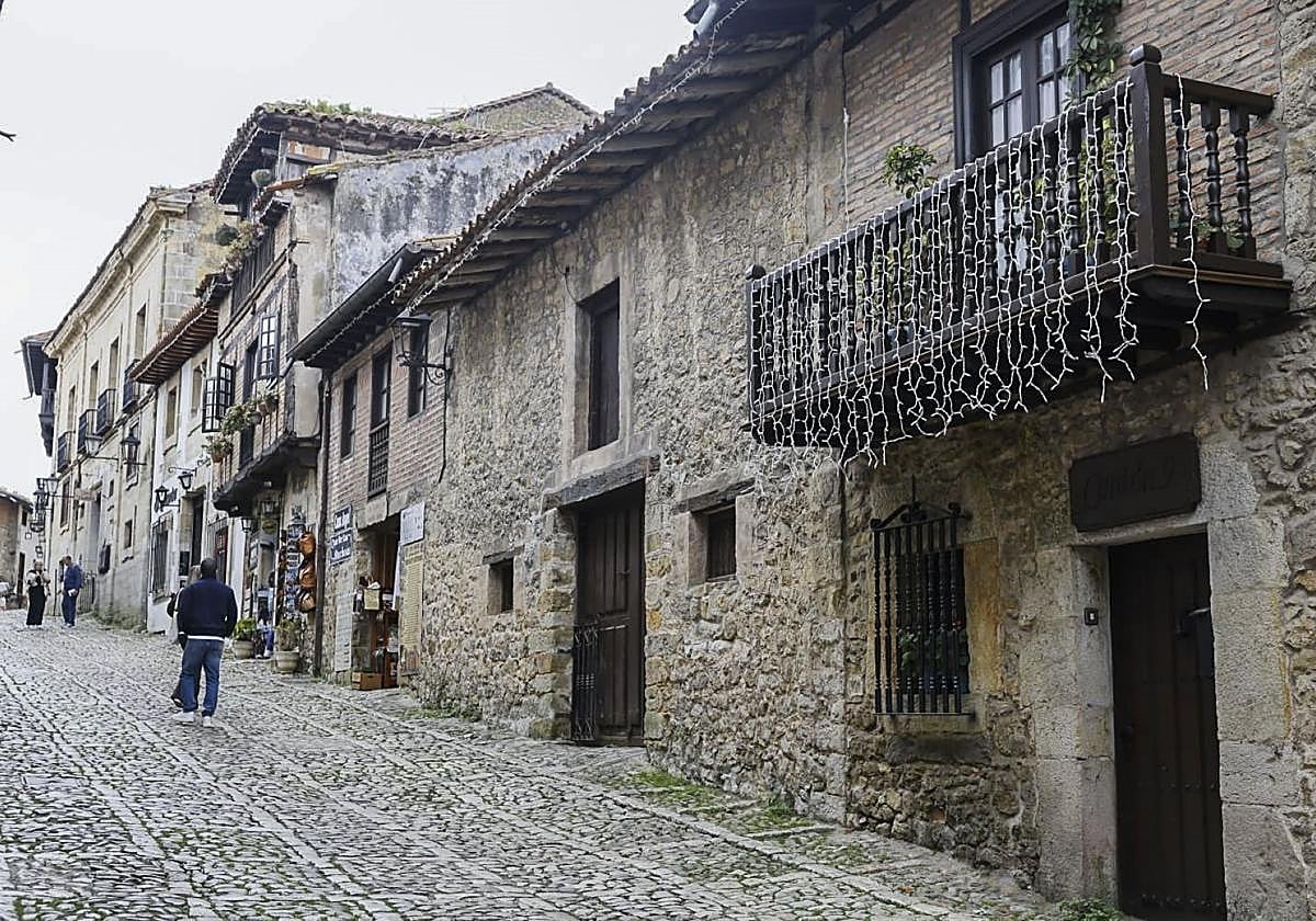 Las luces de Navidad cuelgan de uno de los balcones de Santillana.