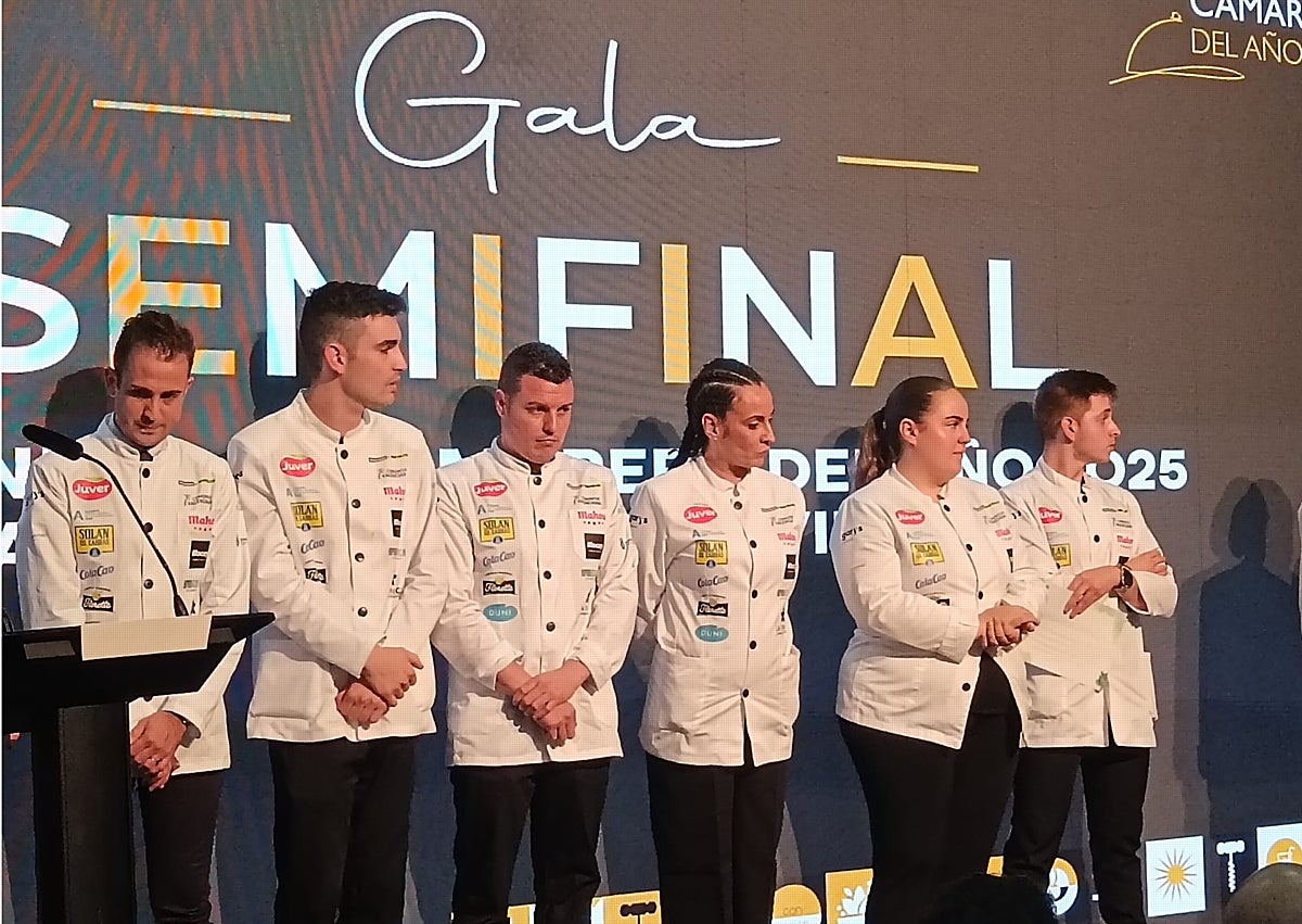Imagen secundaria 1 - Diego, durante la elaboración de los cócteles; con el resto de participantes en la semifinal y con el cocinero cántabro Borja Moncalvillo, chef del restaurante Origen, de Castro Urdiales, que se presentó a las semifinales para elegir al Mejor Cocinero