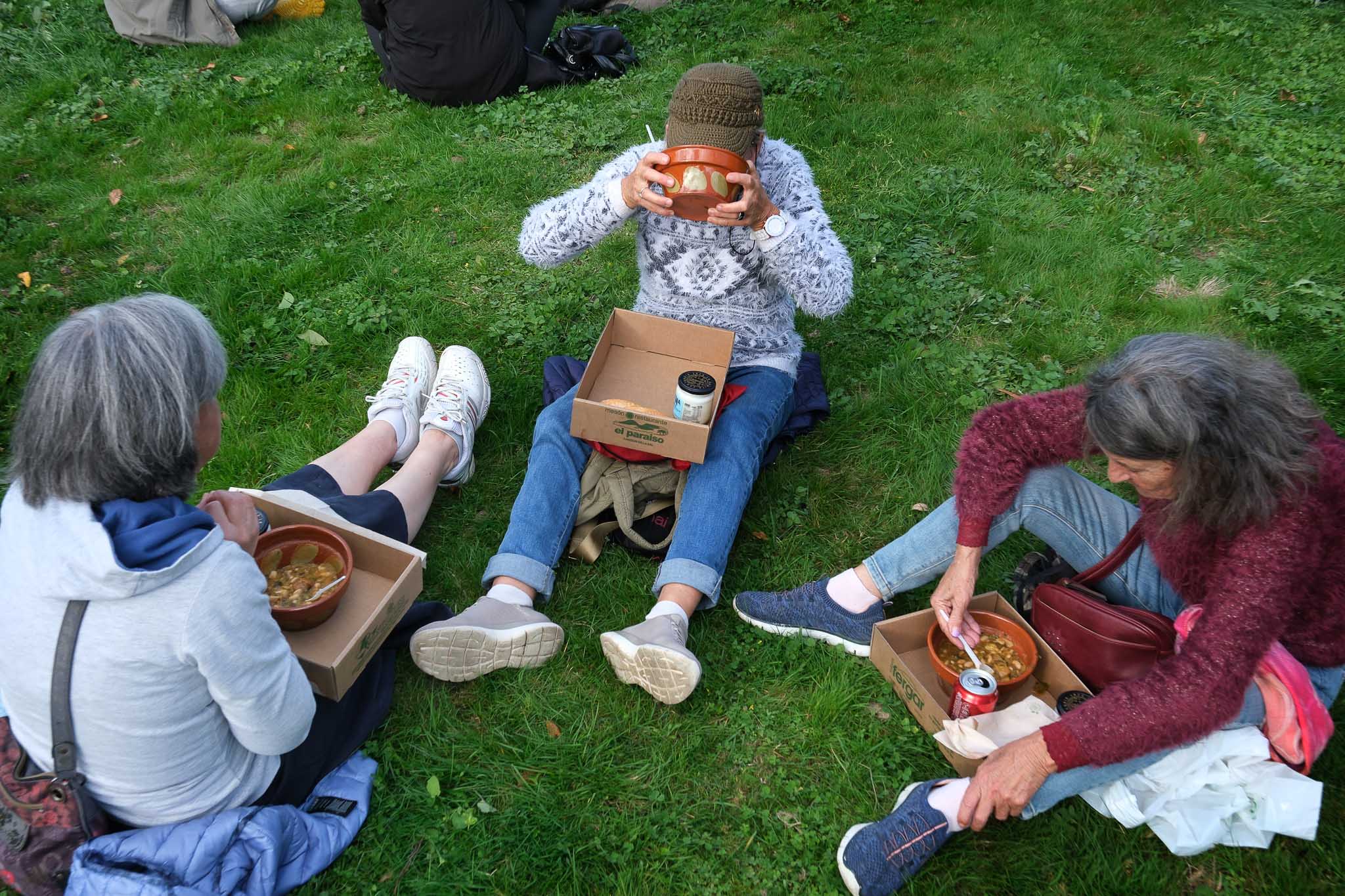 Una familia saborea el cocido montañés sentados en la campa de Casar de Periedo.
