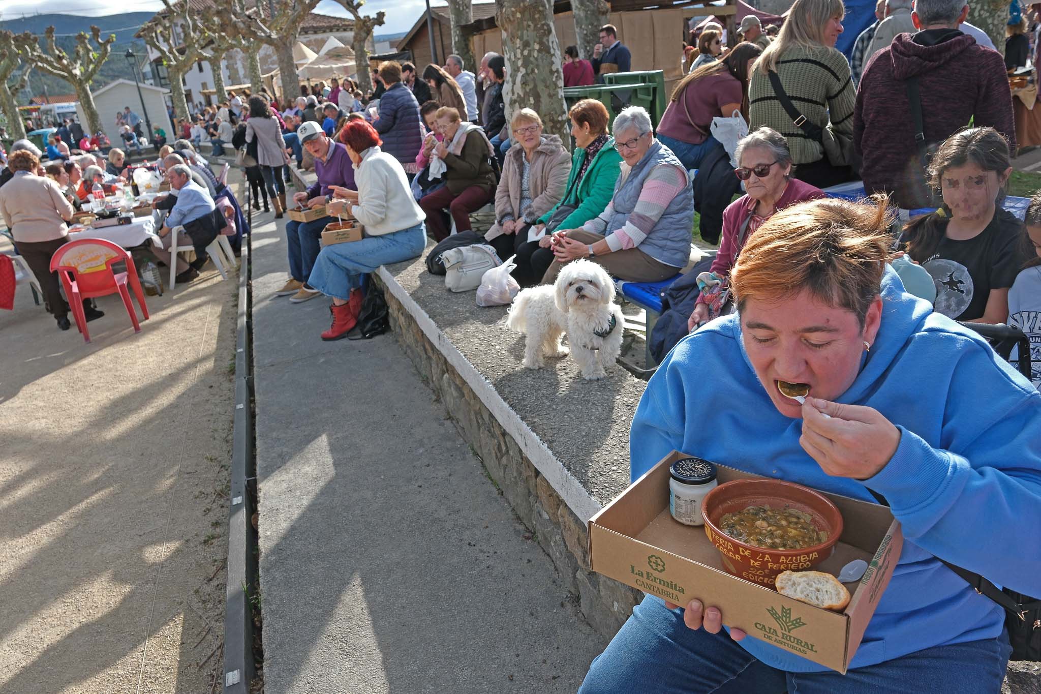 La bolera acoge al público que se sentó a disfrutar del cocido. 
