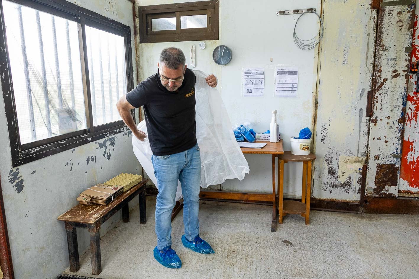 El gerente de Granja Anero y Granja Pontana se pone las protecciones para acceder al interior de las instalaciones.