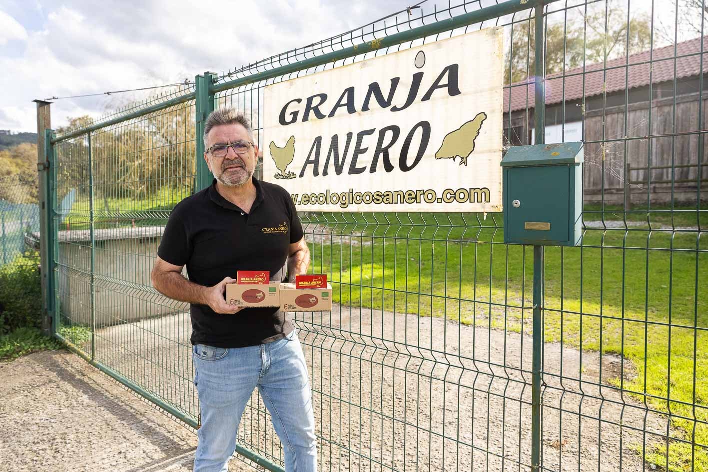 Carlos Martín, gerente de Granja Anero y Granja Pontana, posa en el exterior de la explotación ecológica.
