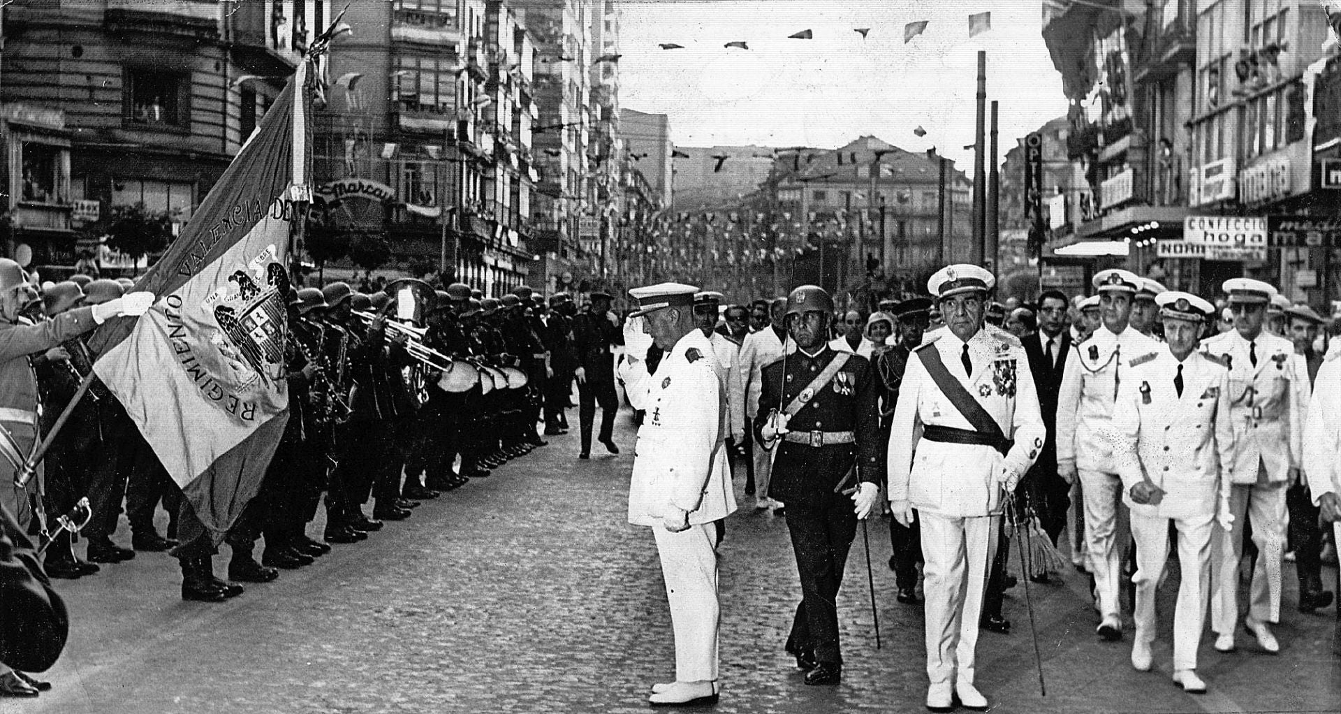 El dictador saluda a la bandera de España en la Semana Naval de Santander. 