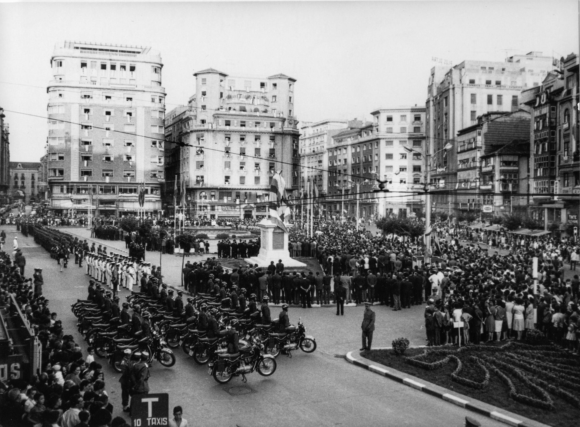 Desfile militar organizado con motivo de la inauguración de la estatua ecuestre en el Ayuntamiento. 