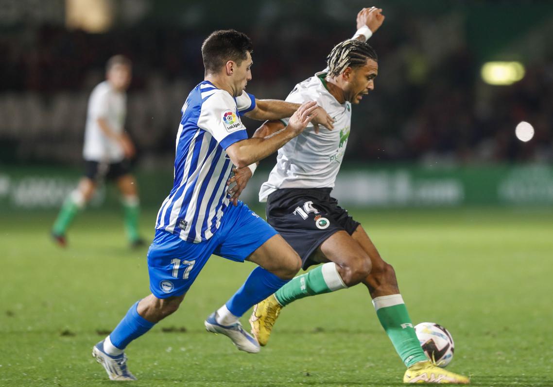 Mboula, durante la jornada 14 en El Sardinero frente al Alavés
