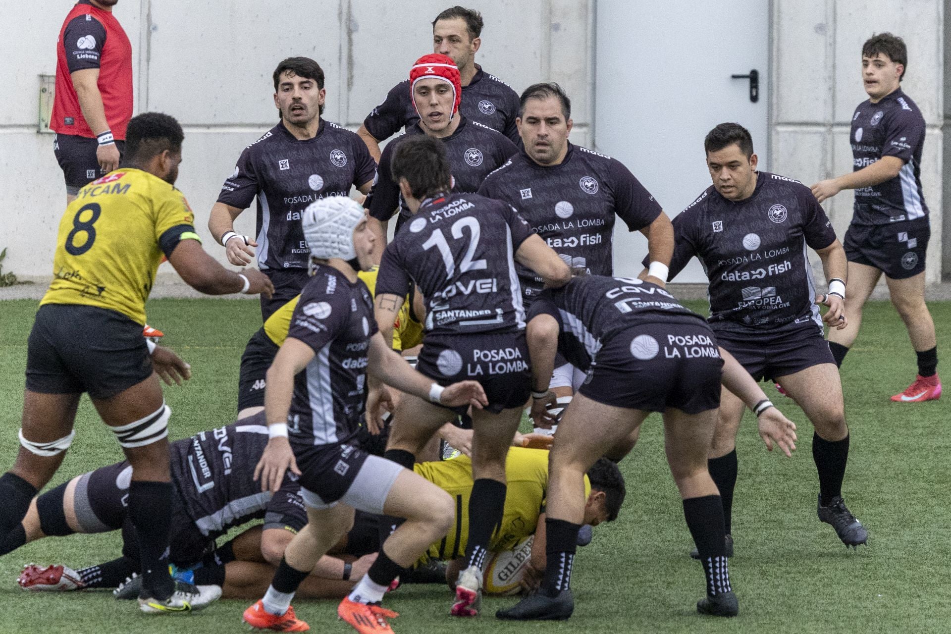 Cormorán y Getxo, en una fase del encuentro en San Román.