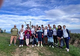 Algunos de los participantes en la campaña de limpieza de la costa de San Vicente.