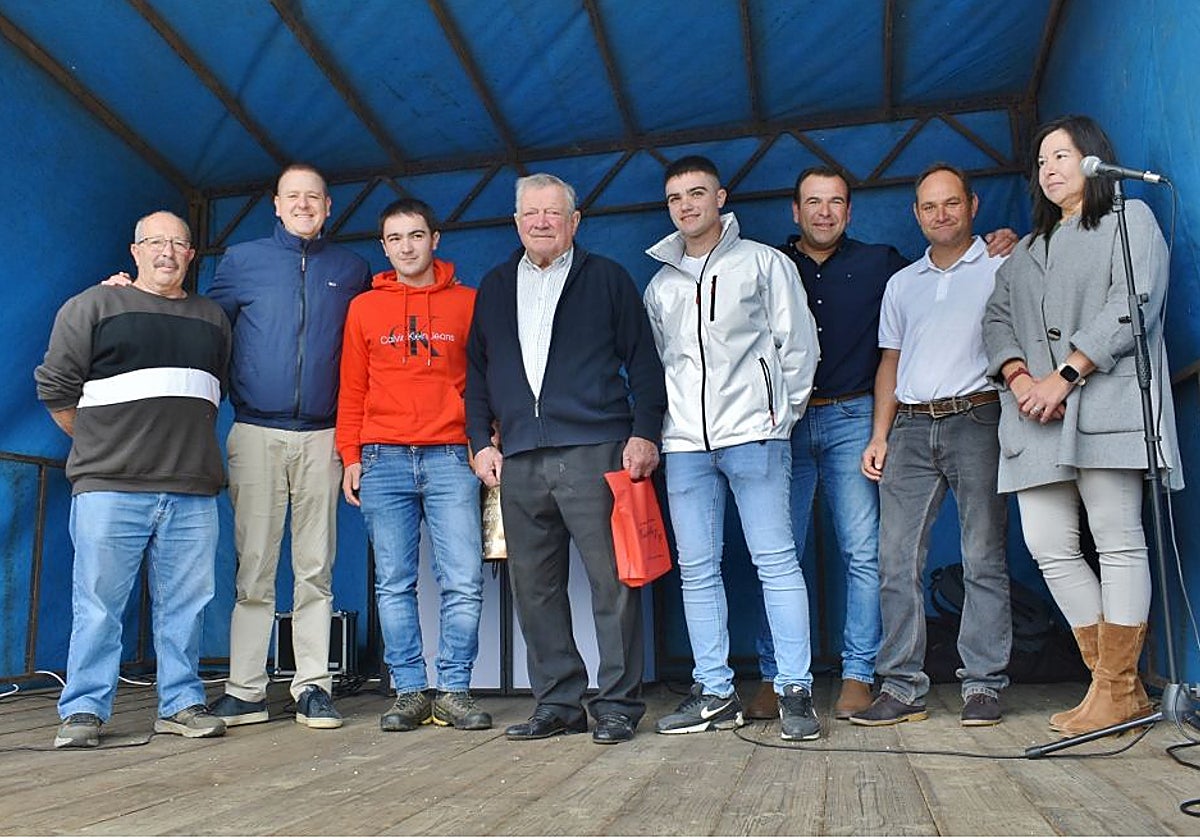 Gil Revuelta y los hermanos Díaz Ruiz entre las autoridades y representantes de Ganaderos de San Felices.