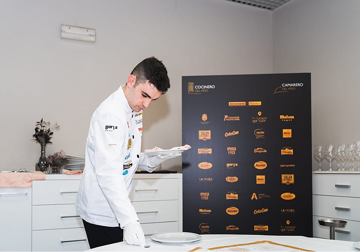 Diego de Obeso preparando el montaje de una mesa durante el concurso