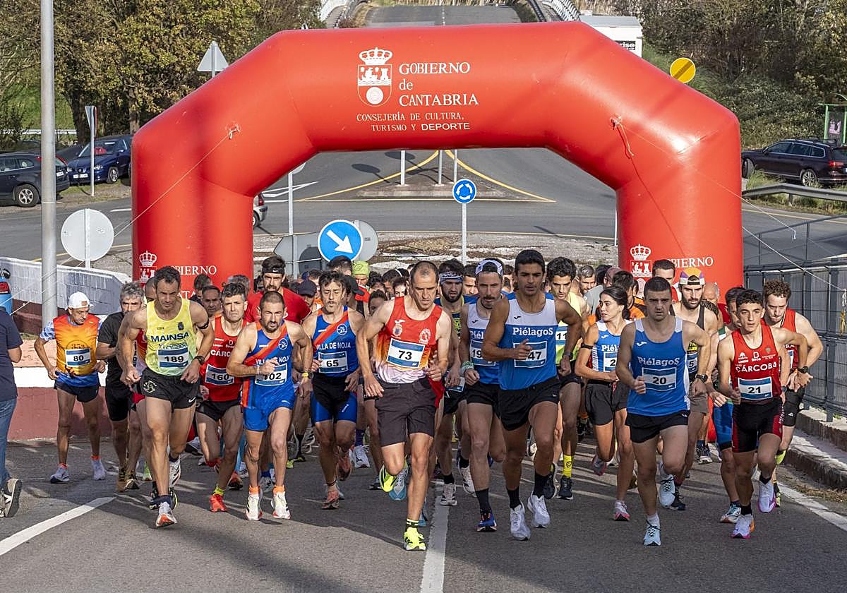 Los atletas, tras tomar la salida en Peña Cabarga.