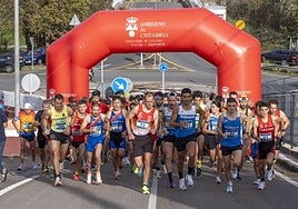 Los atletas, tras tomar la salida en Peña Cabarga.