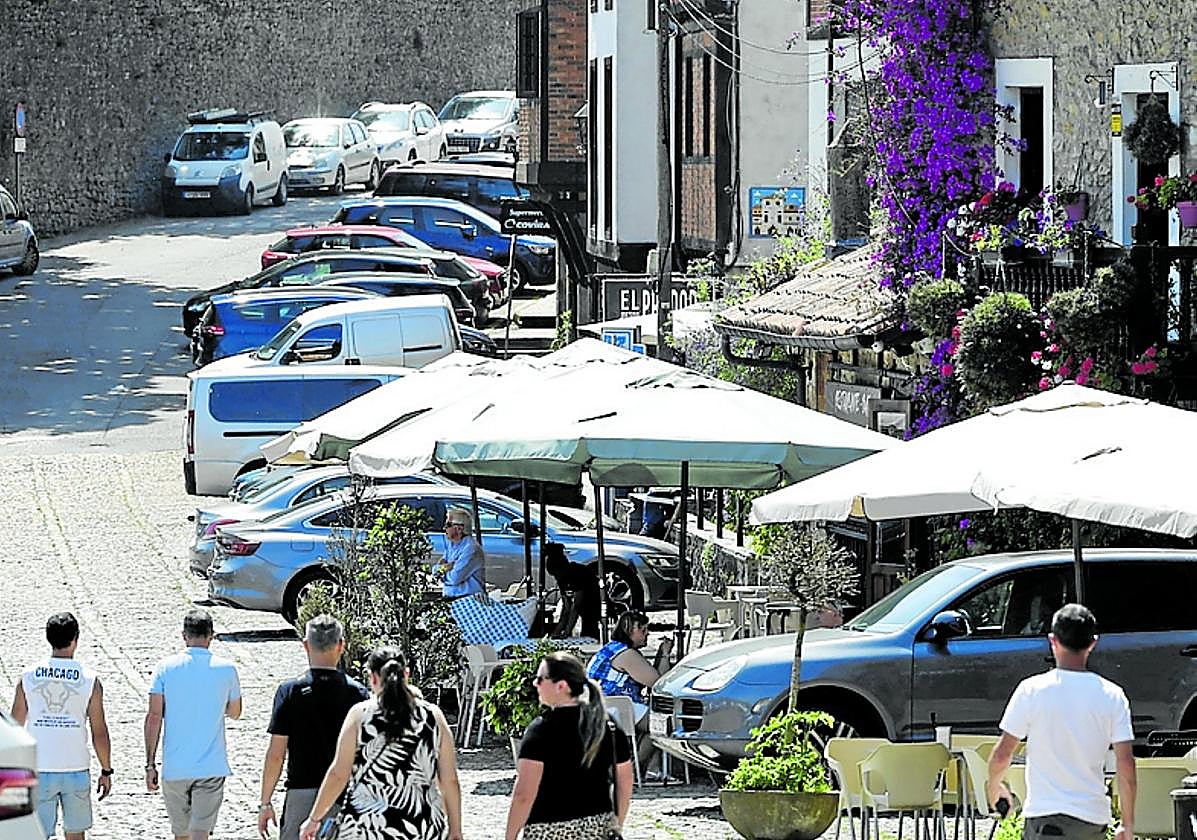 Aparcamiento en la entrada de Santillana del Mar.