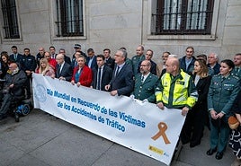Concentración en la Delegación del Gobierno en Cantabria por el Día Mundial en Recuerdo de las Víctimas de Accidentes de Tráfico.