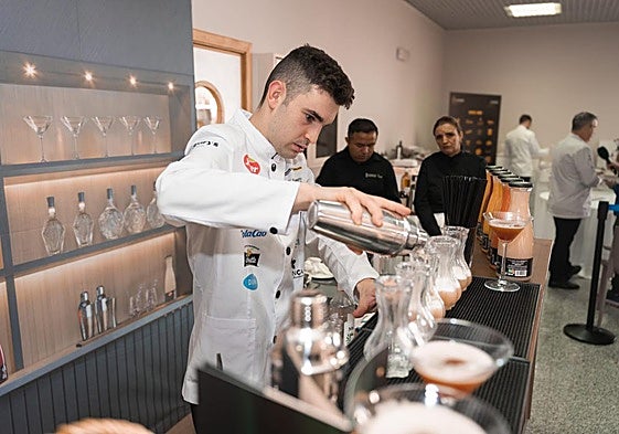 Diego, durante la elaboración de los cócteles.