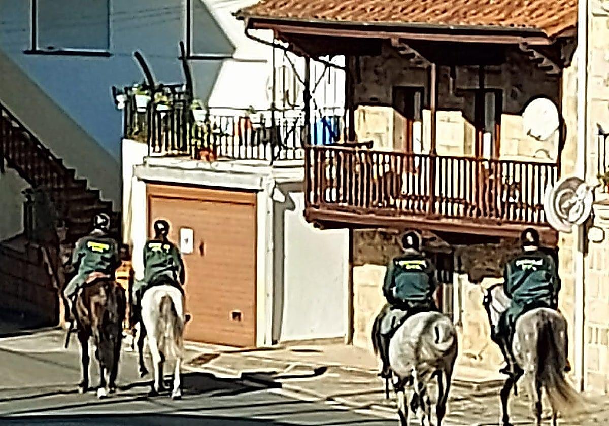 La Guardia Civil a caballo patrullando el pasado mes de octubre de 2024, por Villacarriedo.