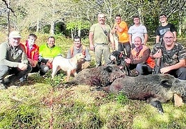 Miembros del coto de Silió, con dos buenos jabalíes abatidos recientemente.