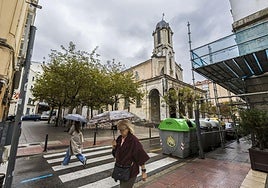 La cruz de la iglesia de Santa Lucía, ayer, que amenaza con caerse.