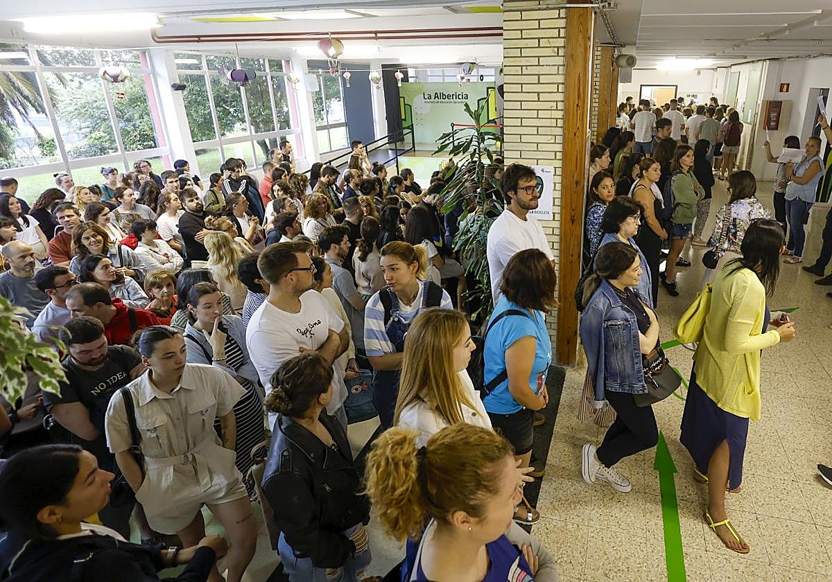 Aspirantes a docentes se presentaron a la oposición en el instituto de La Albericia, en Santander.