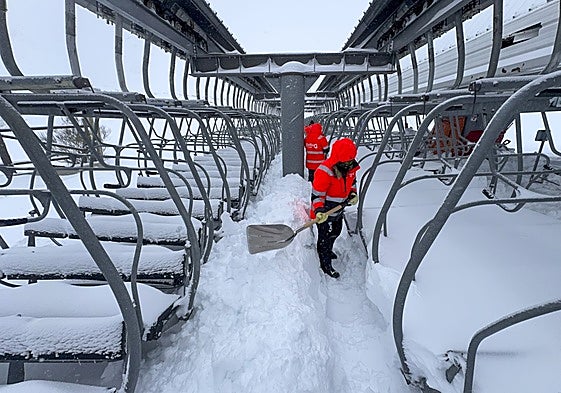 Trabajadores de Cantur retiran la nieve en Alto Campoo.