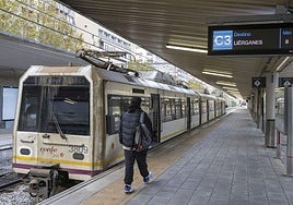 Un tren con destino Liérganes en la estación de Santander.