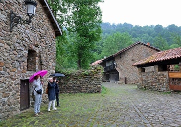 Turistas en una de las calles del pueblo de Bárcena Mayor.