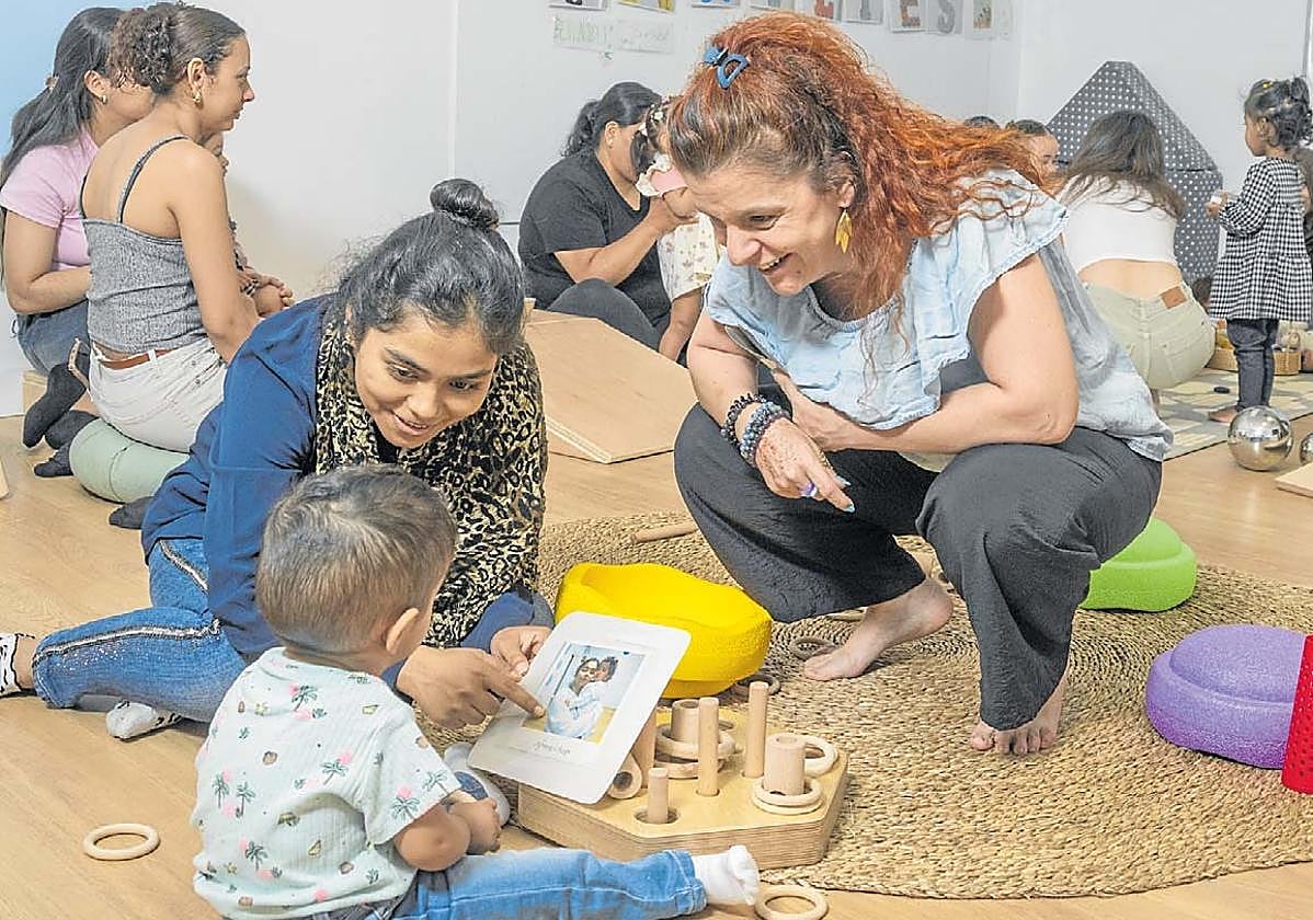 Uno de los espacios de apoyo para familias con riesgo de pobreza y exclusión social puesto en marcha por CaixaProinfancia.