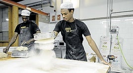 Djogo Barry ha encontrado trabajo con Incorpora en el obrador de la panadería madrileña Panic.