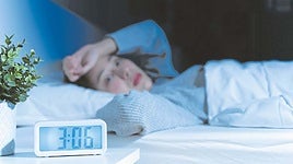 Dormir mal puede afectar al cerebro mucho antes de que aparezcan las primeras señales de Alzheimer.