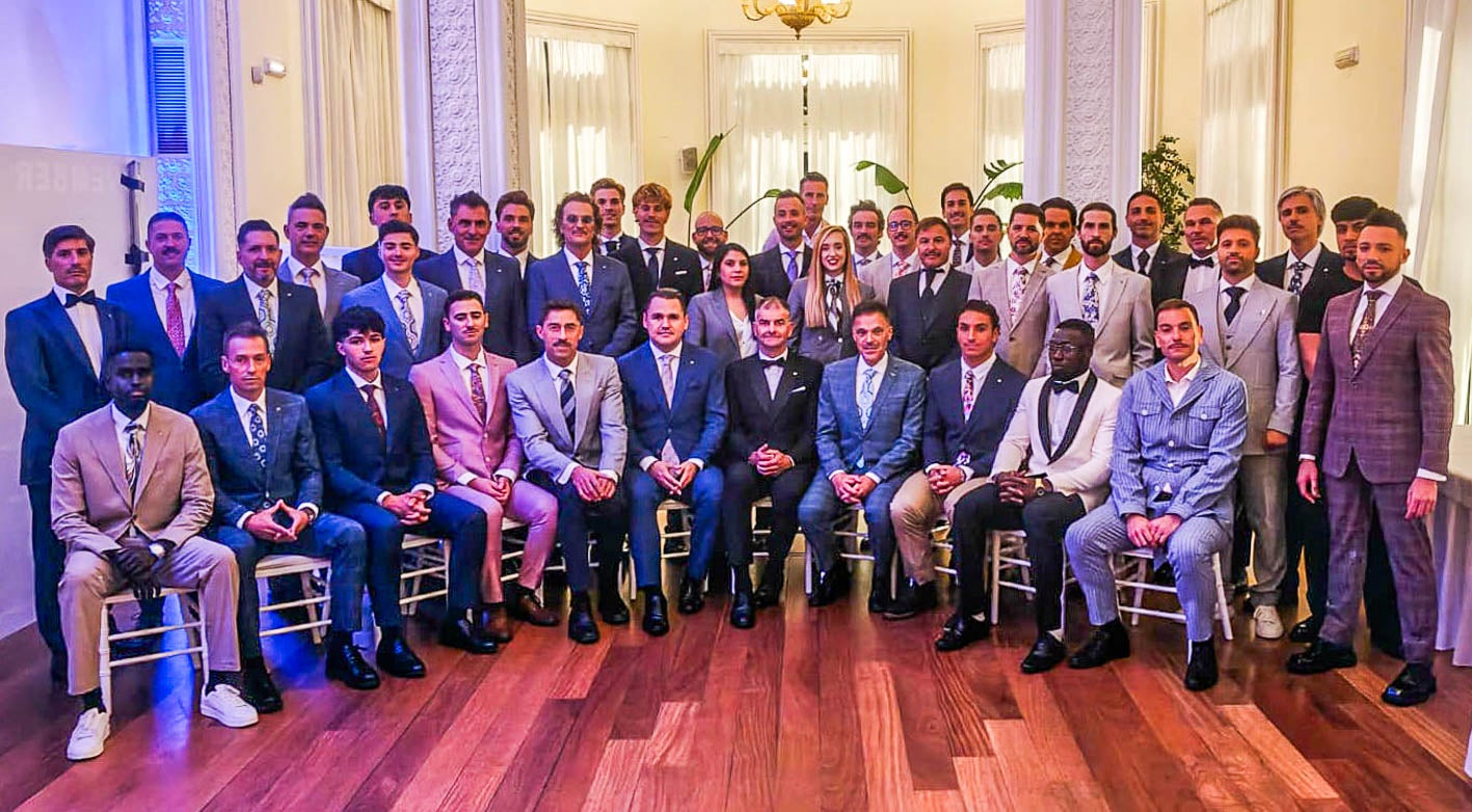 Foto de familia de todos los hombres que han desfilado en el Casino con trajes de Félix Ramiro. En el centro de la imagen, Kike Varela y Katherin Barrera, de la firma del diseñador en El Corte Inglés de Santander.