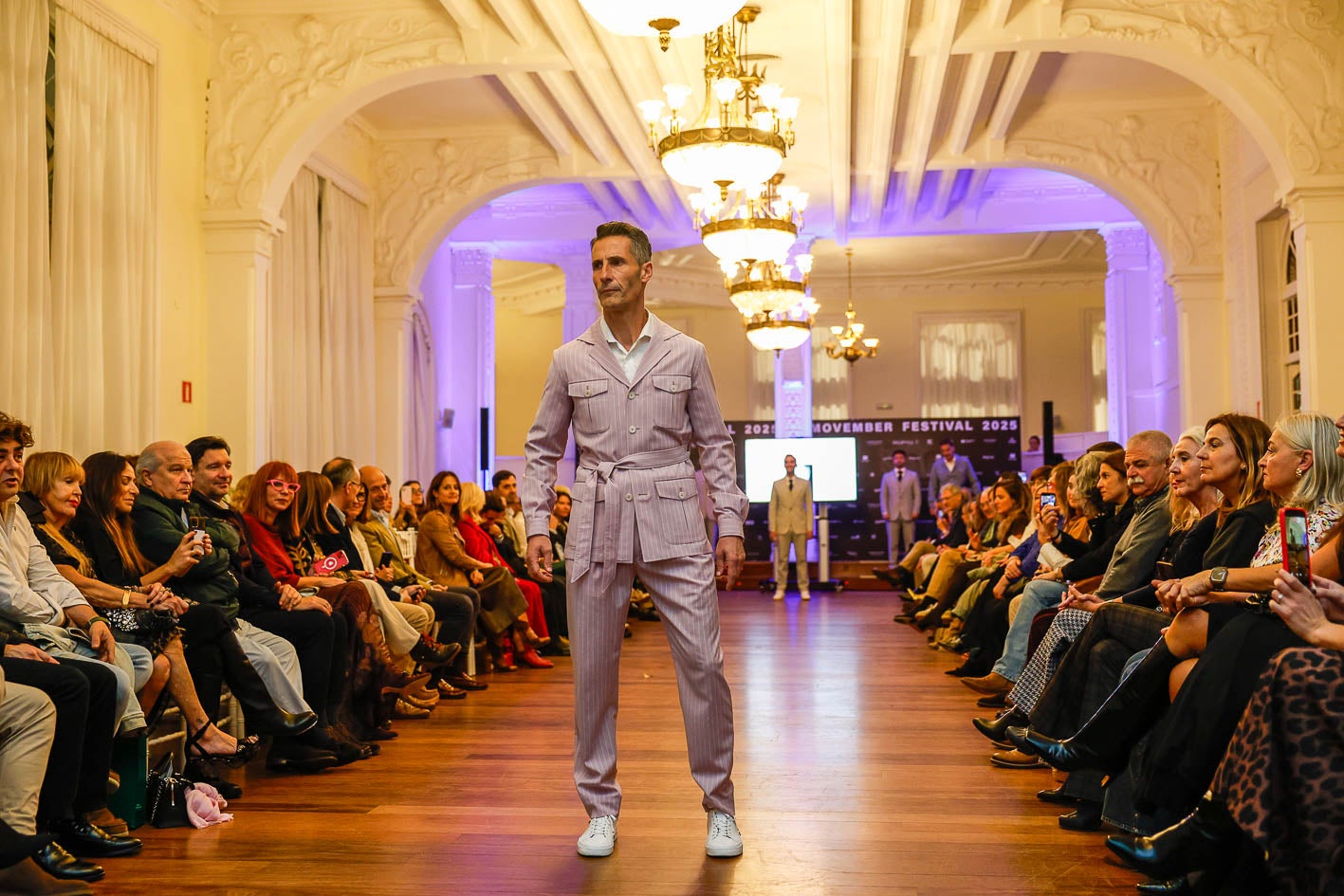 El policía nacional Roberto Herrera con uno de los trajes de la colección Embrujo de Félix Ramiro.