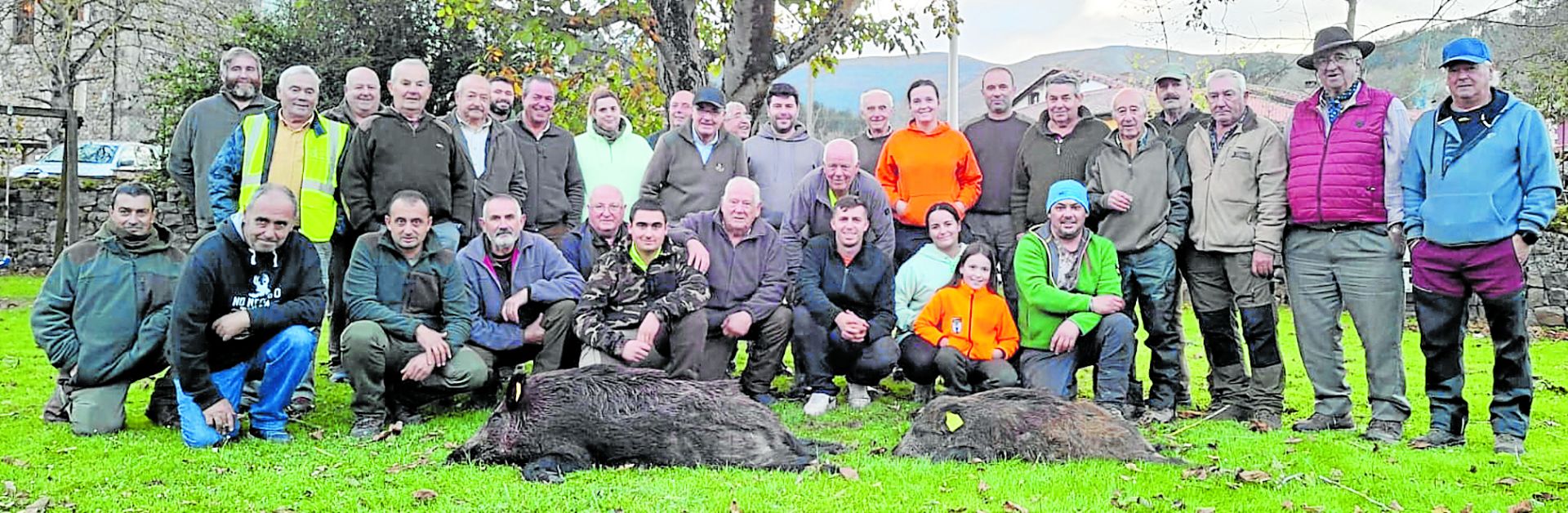 Integrantes de la cuadrilla 13, que dirige Manuel Jesús Sánchez, con el par de jabalíes que cazó este domingo en el monte cabuérnigo de Rozalén.