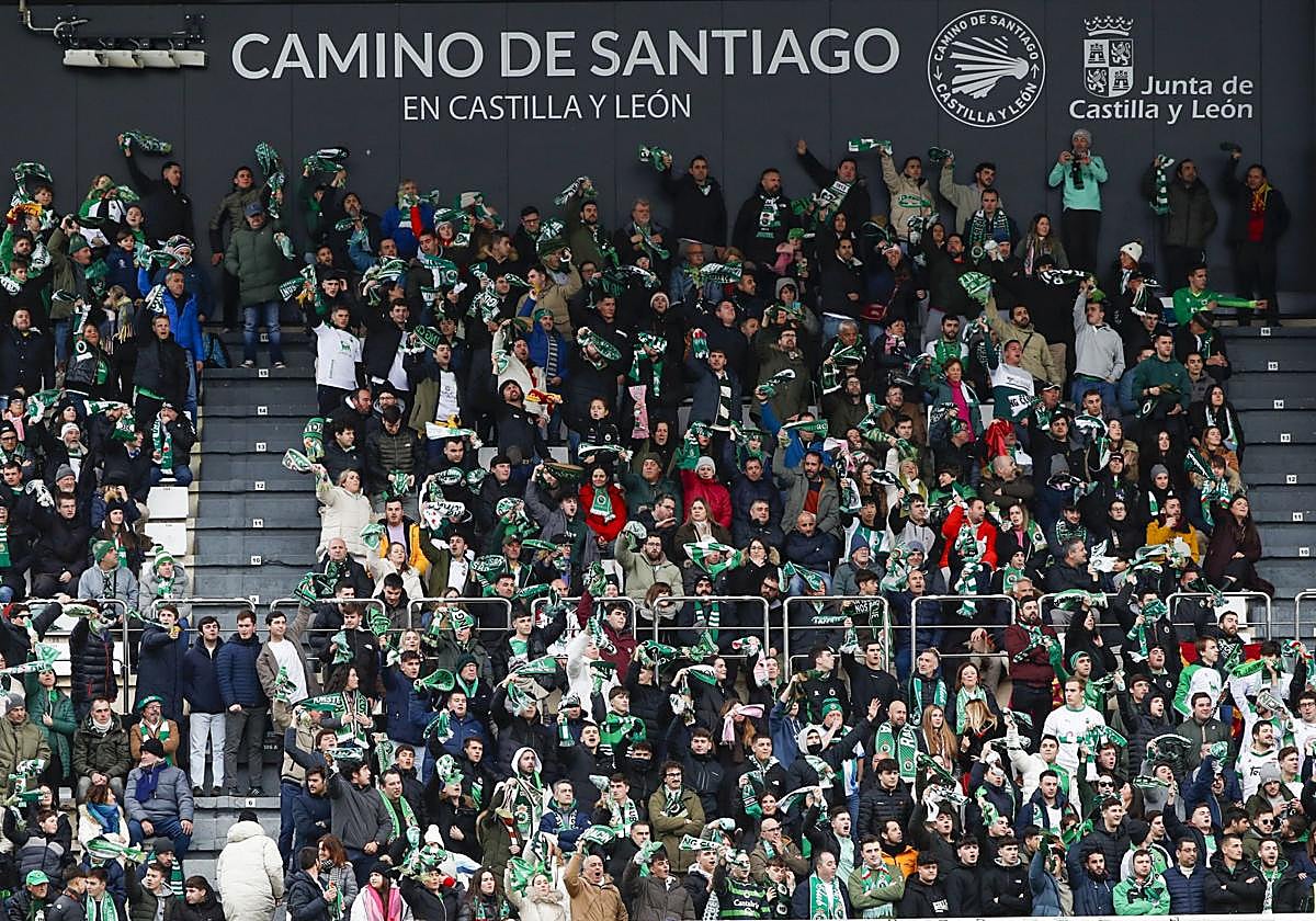 La afición del Racing, en El Plantío, en un desplazamiento anterior.