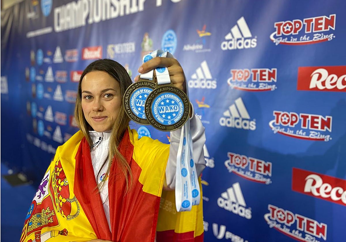 Luna Vigo Vélez con las dos medallas de bronce conseguidas en el campeonato de Portugal.