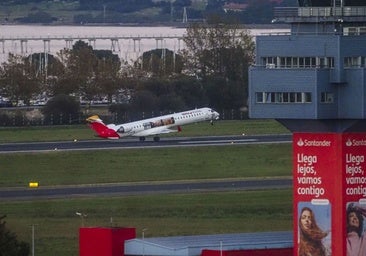 Un avión de Air Nostrum saliendo del aeropuerto Seve Ballesteros rumbo a Madrid.