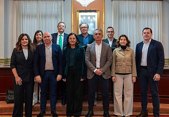 Dasgoas junto al resto de participantes en el el evento de este lunes.