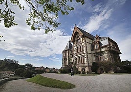 Casa del Duque de Almodóvar del Río, uno de los innumerables atractivos de Comillas.